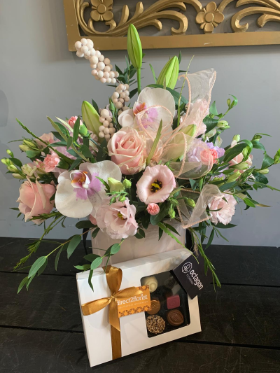 Special someone - Stunning hatbox in beautiful pastel shades with a box of chocolates. Perfect gift for that someone special