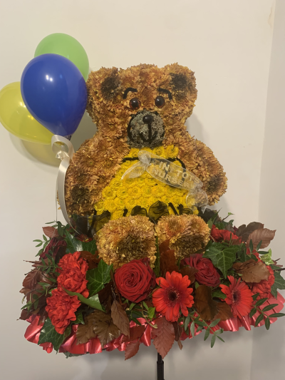 3D Teddy - Stunning sitting 3D Teddy bear sitting on a bed of red roses.