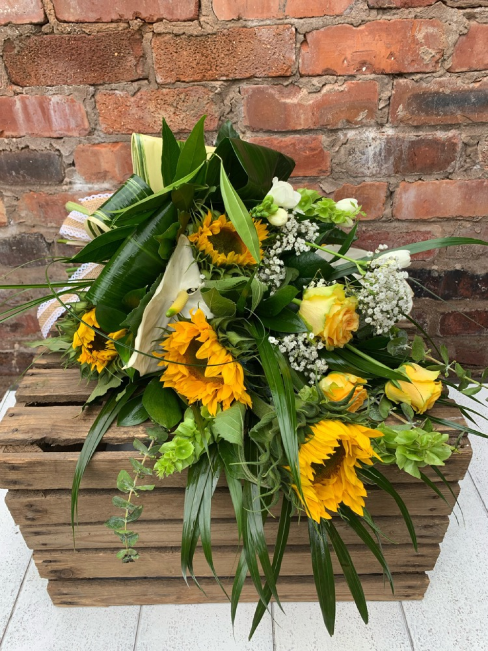 Roses and sunflowers natural tie