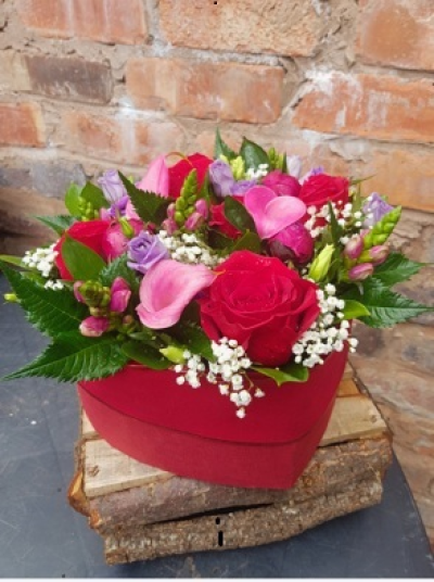 Gorgeous Always - A lovely mix of beautiful fresh flowers suitable for valentines day in shades of reds and pinks in a small hat box